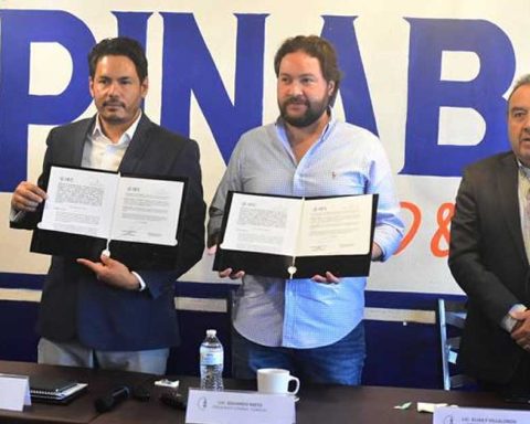 El presidente del IEC y el de la Canirac firmaron el acuerdo.