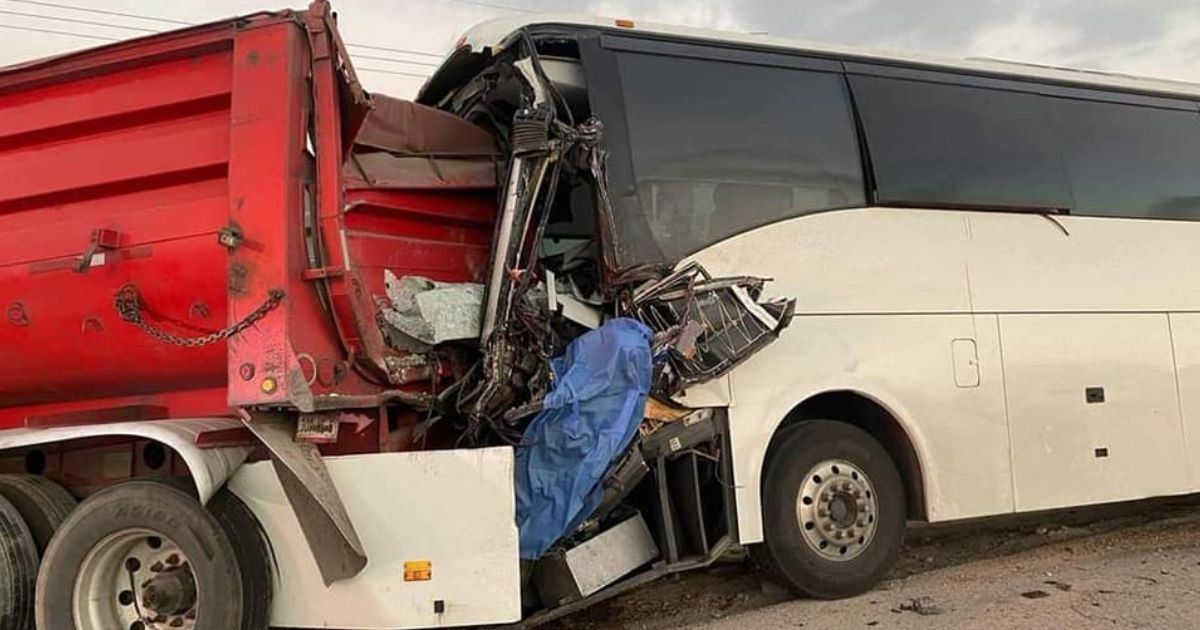 Autobús texano choca contra tráiler en carretera Saltillo-Zacatecas; deja un muerto y al menos 25 heridos