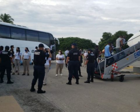 Trasladan a migrantes venezolanos de Coahuila a Tabasco para su deportación