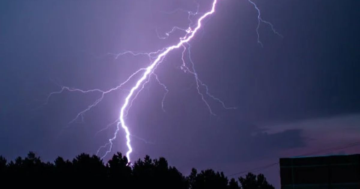 Noche de tormenta en Zaragoza causan estragos a viviendas