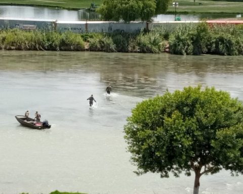 migrantes cruzan río Bravo