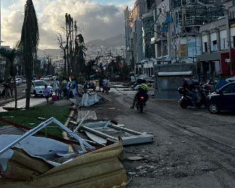 Buscan rescatar a 27 coahuilenses varados en Guerrero por el huracán Otis