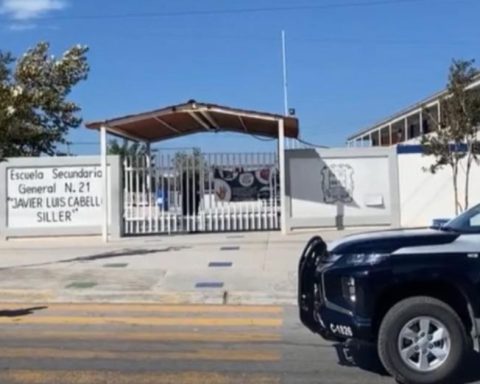 Ponen ofrenda a maestra fallecida en secundaria de Saltillo, Coahuila