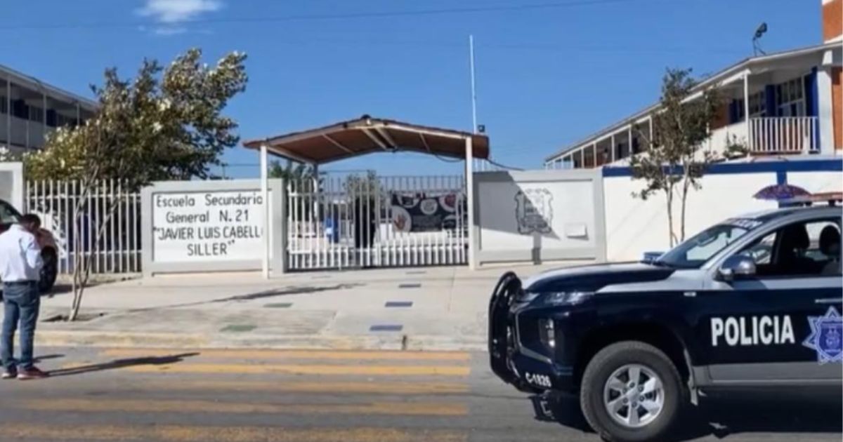 Ponen ofrenda a maestra fallecida en secundaria de Saltillo, Coahuila