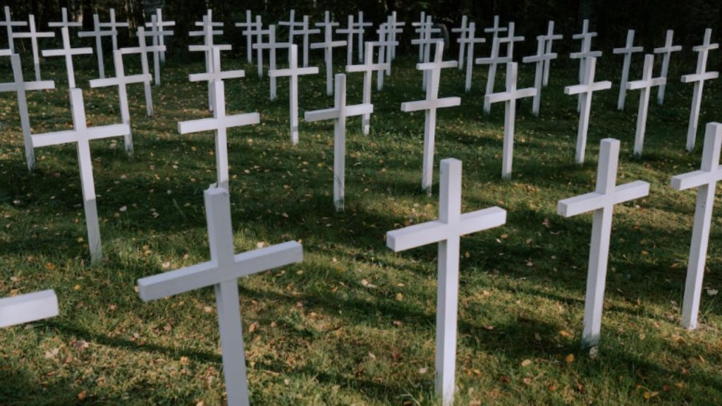 Instalan memorial con 700 cruces en la frontera de Piedras Negras, Coahuila