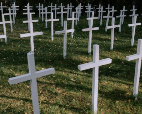 Instalan memorial con 700 cruces en la frontera de Piedras Negras, Coahuila