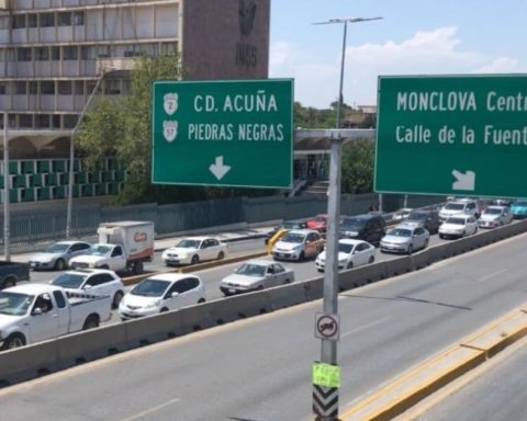 Cierran puentes vehiculares por congelamiento de vialidades en Monclova, Coahuila