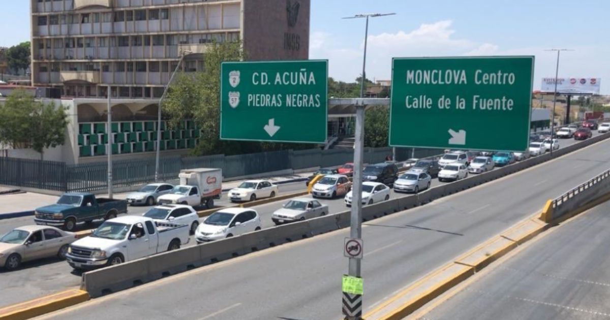 Cierran puentes vehiculares por congelamiento de vialidades en Monclova, Coahuila