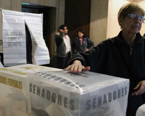 Una mujer voando en las urnas de México.