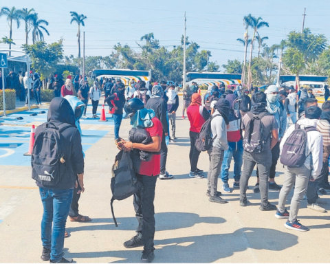 Normalistas de Ayotzinapa llegaron en seis camiones al palacio federal en Acapulco, para manifestarse por la muerte de su compañero.