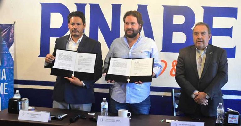 El presidente del IEC y el de la Canirac firmaron el acuerdo.