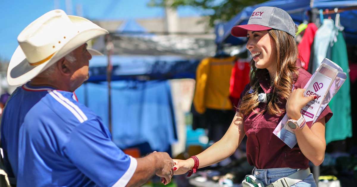 Cecilia Guadiana en su recorrido de este viernes en Saltillo.