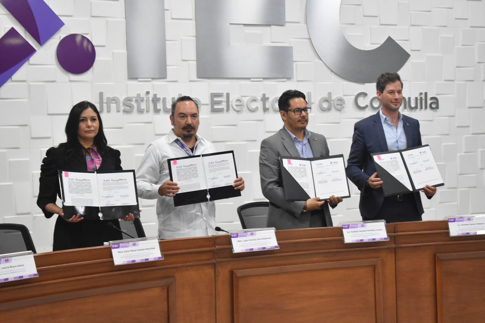 El acuerdo se firmó en las instalaciones del IEC.