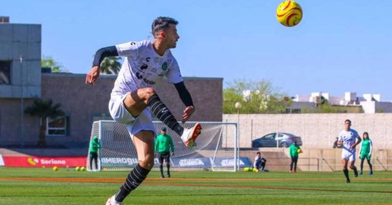 Raúl López, defensa lateral de Santos Laguna.