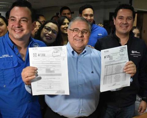 Sergio Lara Galván se registró ante el IEC.