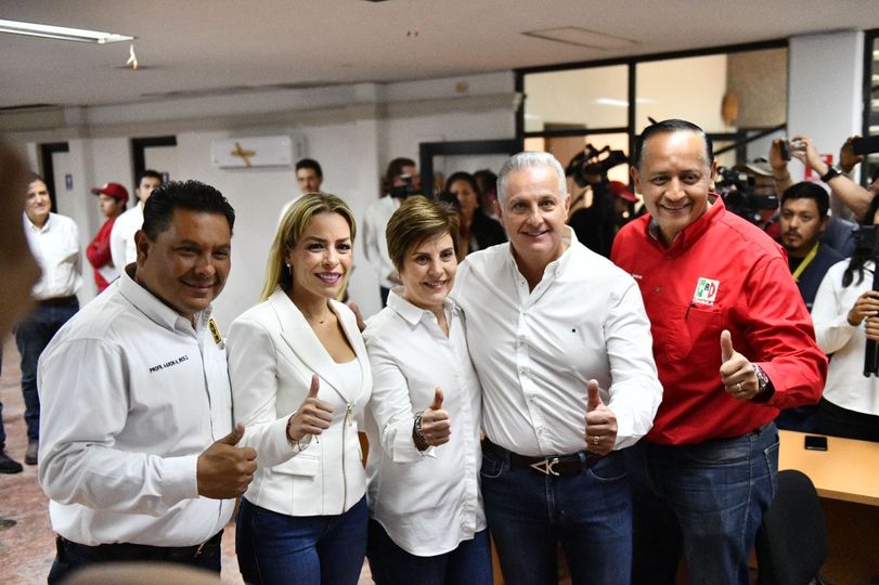 Este domingo se registró Román Alberto Cepeda González como candidato a la alcaldía de Torreón.