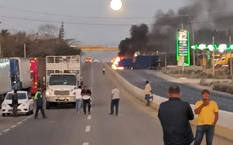 Decenas de vehículos quedaron incendiados.