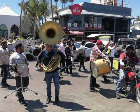 Los músicos salieron a las calles a protestar.