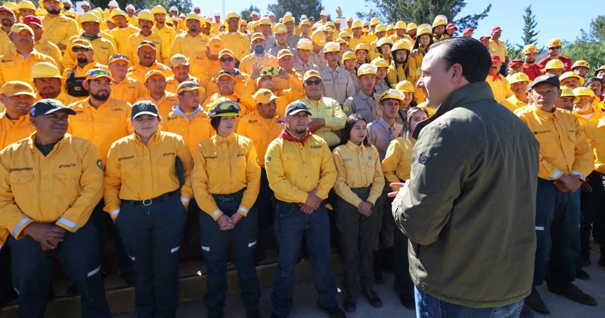 El gobernador Manolo Jiménez y cuerpos de bomberos.