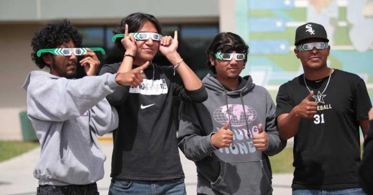 Los jóvenes podrán ver el eclipse el próximo 8 de abril.