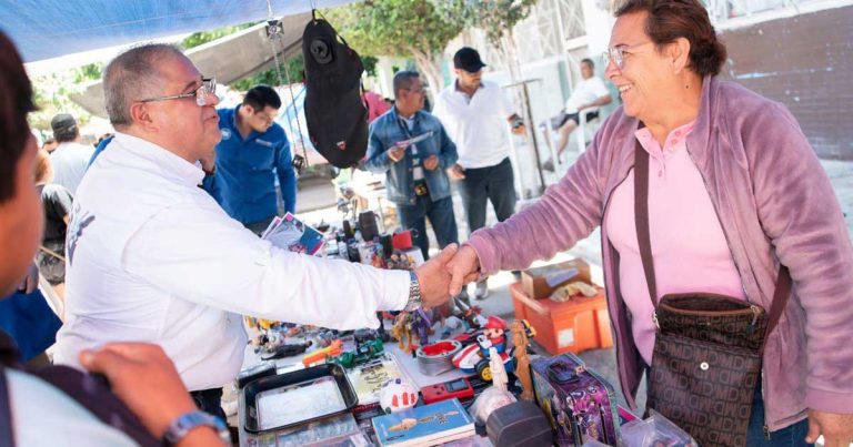 El candidato del PAN Sergio Lara estuvo en el tianguis La Rosita.