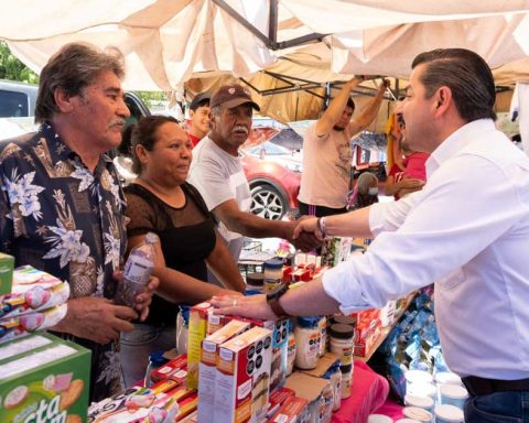 Shamir Fernández hizo un recorrido por el tradicional Tianguis de La Rosita.