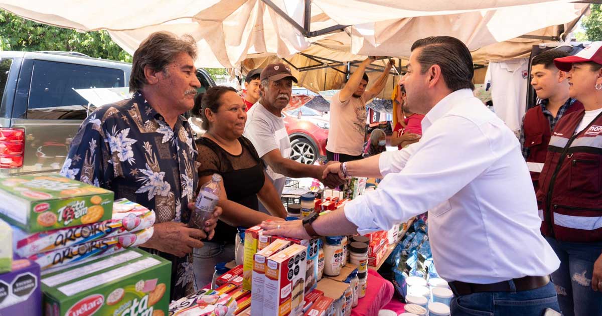 Shamir Fernández hizo un recorrido por el tradicional Tianguis de La Rosita.