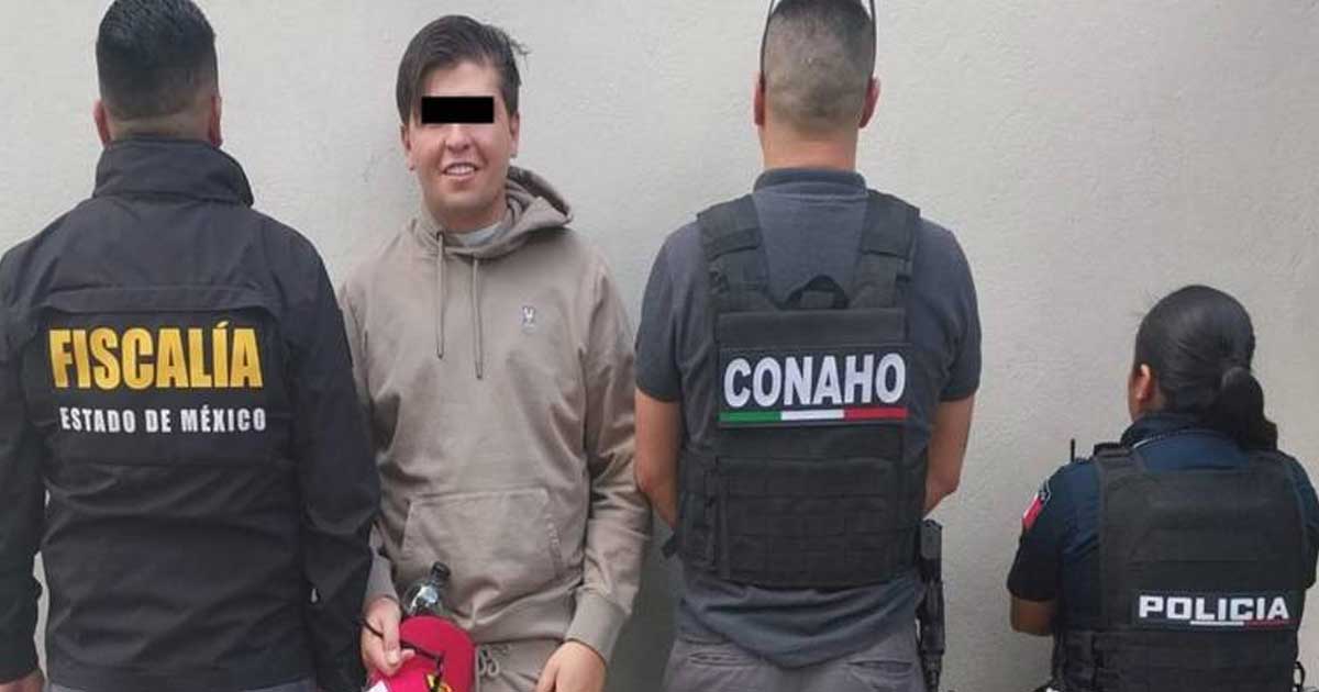 Aún después de la detención, el influencer continuaba sonriendo.