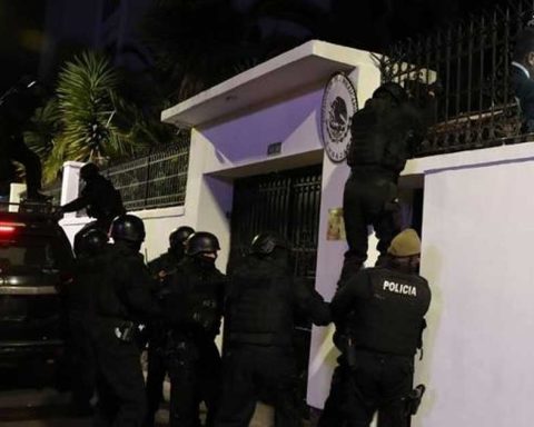 Policías ecuatorianos treparon los muros de la Embajada de México en Quito.