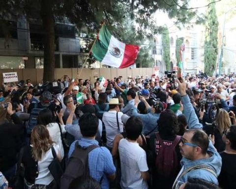 Un grupo de manifestantes protestó afuera de la embajada de Ecuador en México.