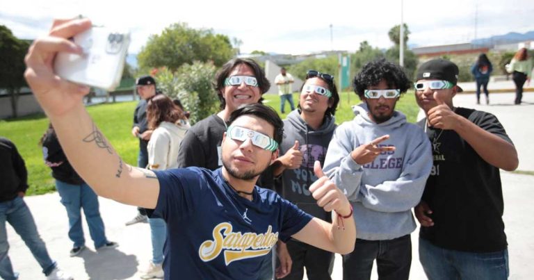 La mejor forma de observar el eclipse es con lentes especiales.