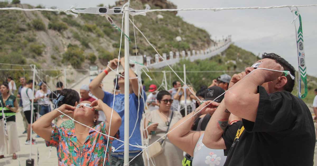 Cientos de turistas llegaron a Parras para el eclipse.