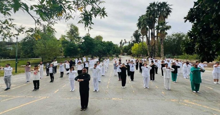 Unas 80 personas se reunieron el domingo para practicar Tai Chi.