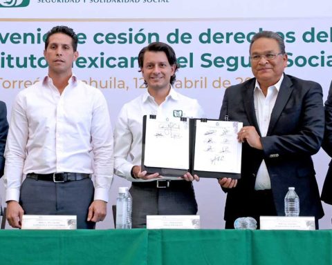 Jaime Muñoz Vargas y Ricardo Serna García son los autores del Himno del IMSS.