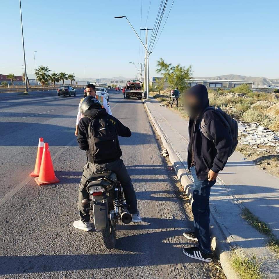 Menores de edad no deben conducir motocicletas.
