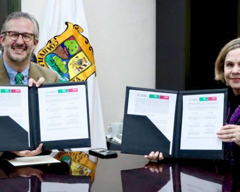 Firman convenios en Coahuila