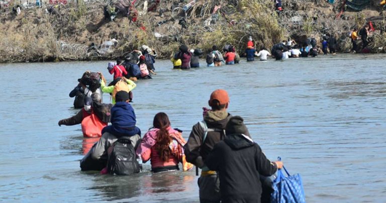 Migrantes en el Río Bravo.