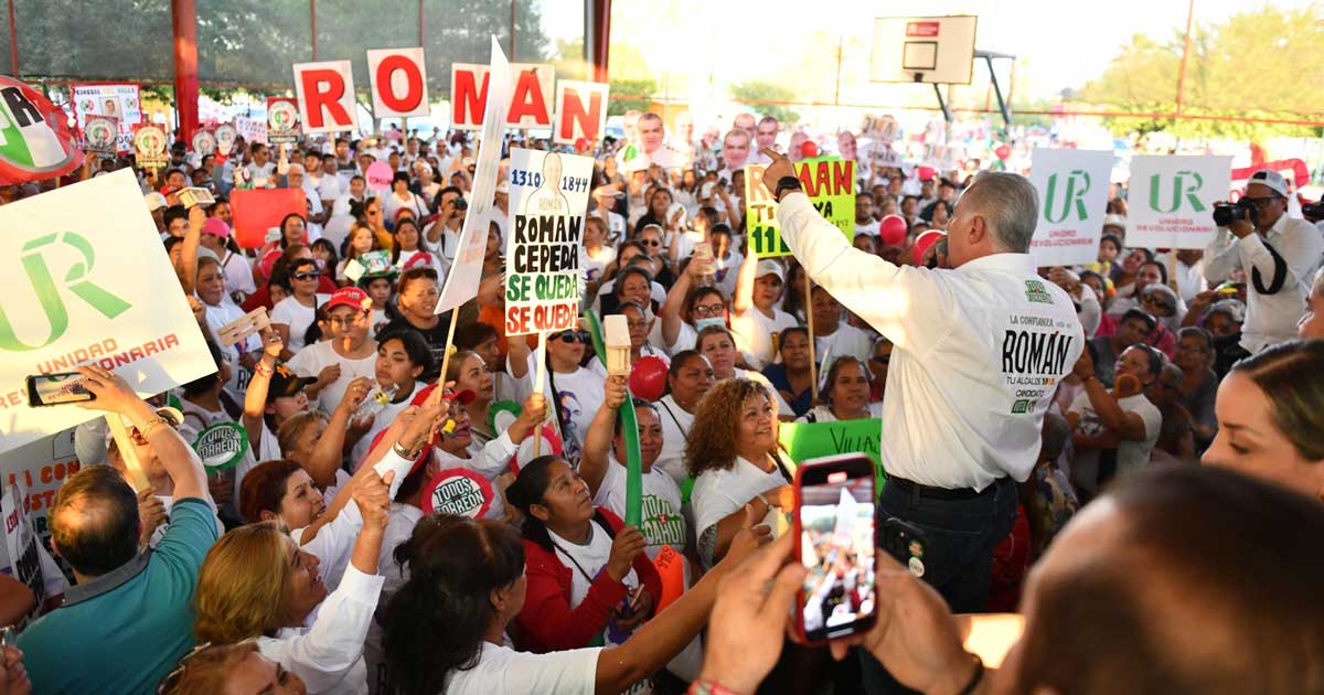 Román Cepeda en un mitin en la colonia Ciudad Nazas.