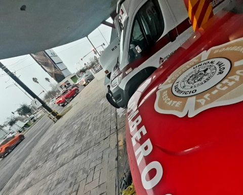 El comandante de bomberos Arturo Gómez Vázquez fue objeto de un emotivo homenaje.