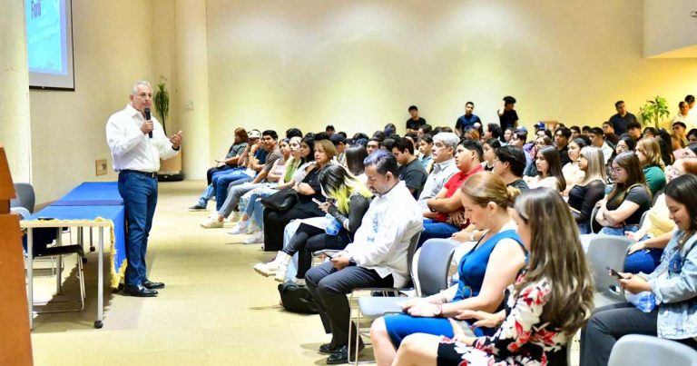 Román Cepeda, alcalde de Torreón, en foro universitario.