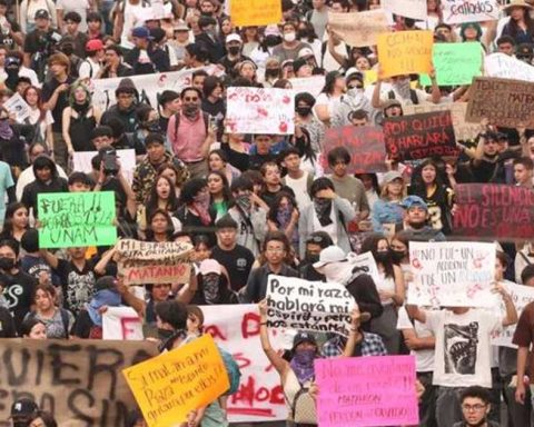 Cientos de estudiantes se congregaron para exigir justicia por la muerte de un joven en el CCH Naucalpan.