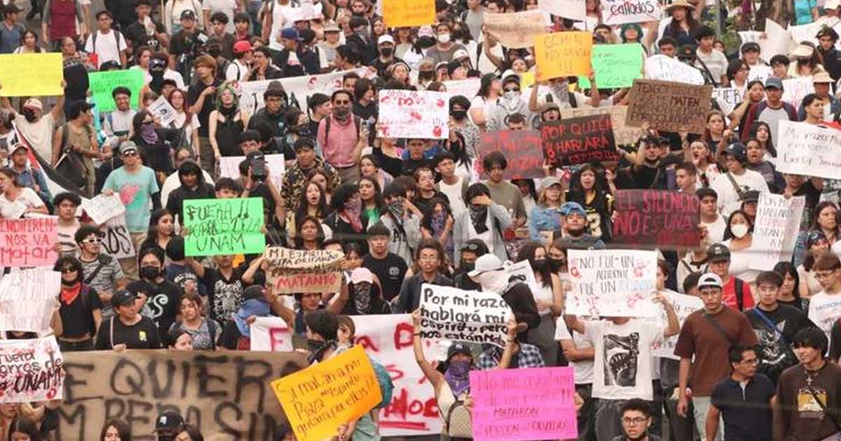 Cientos de estudiantes se congregaron para exigir justicia por la muerte de un joven en el CCH Naucalpan.