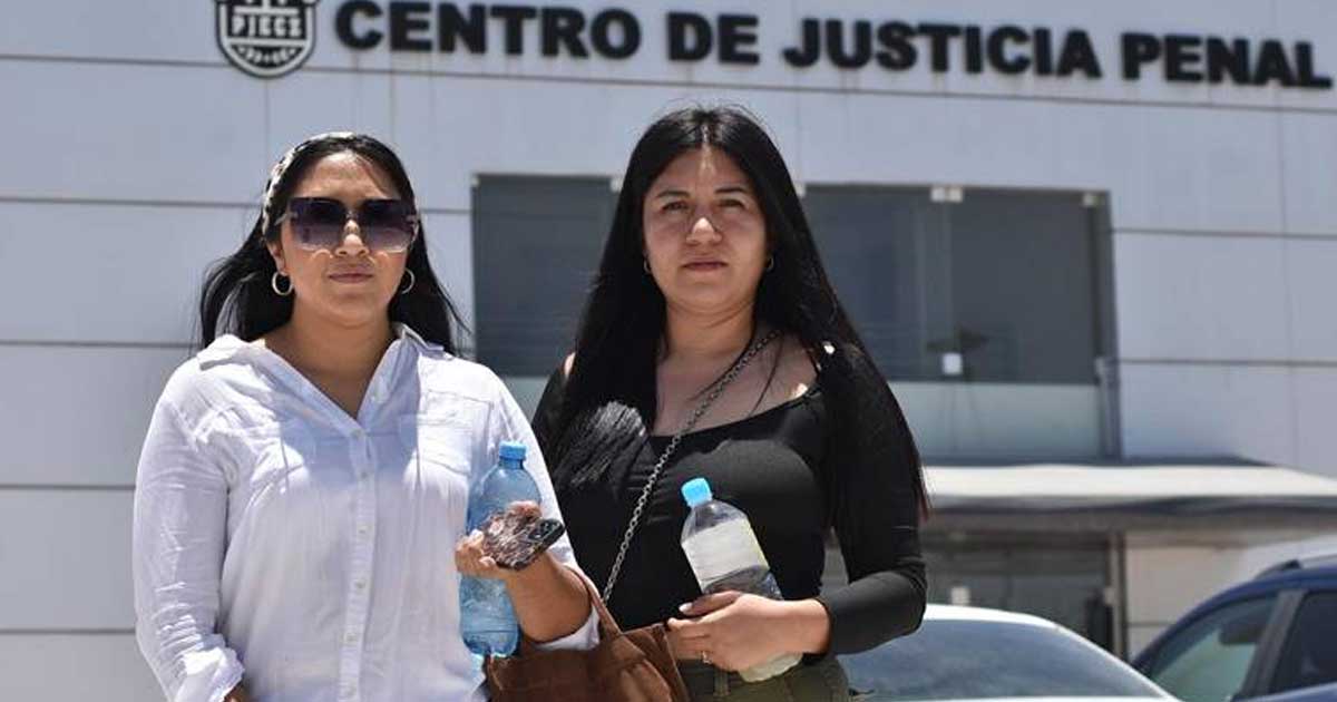 Una vez más, las hijas de Rosalinda Valenzuela acudieron al Centro de Justicia Penal.