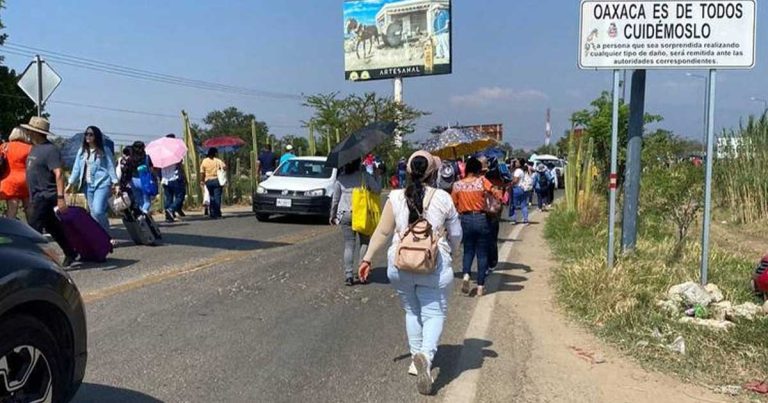 Maestros de la CNTE bloquearon el aeropuerto de Oaxaca.