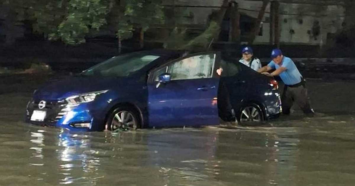 Los vehículos quedaron varados por la tormenta