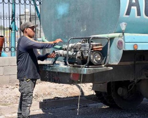 A través de pipas se distribuyó el agua.