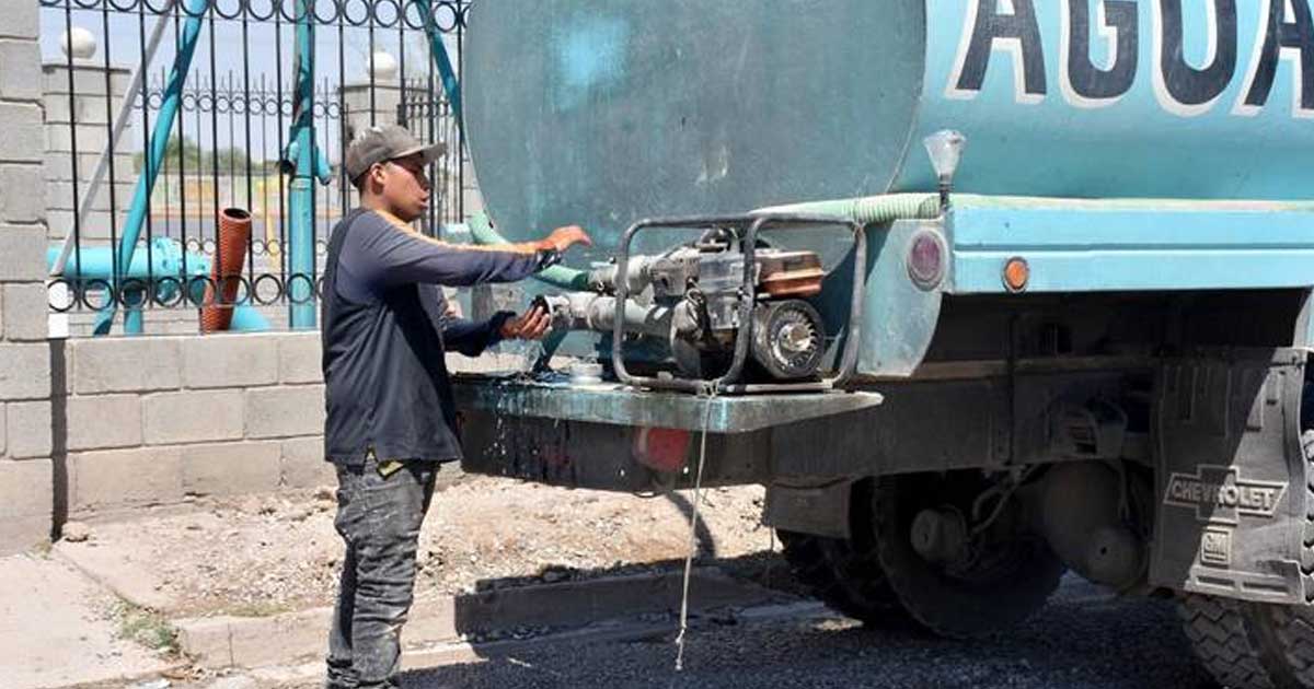 A través de pipas se distribuyó el agua.