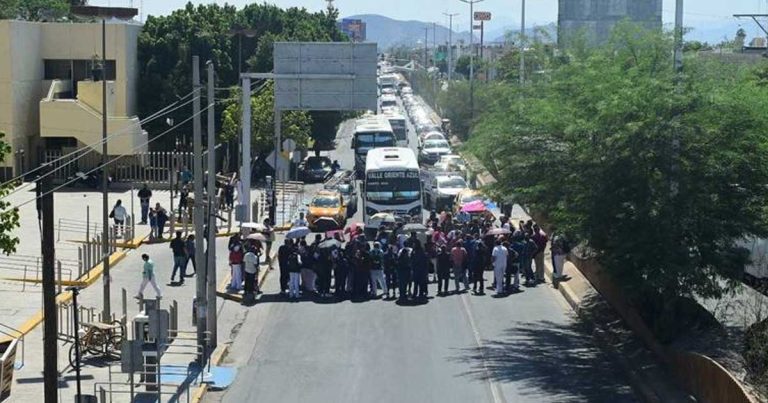 Trabajadores del IMSS bloquean bulevar Revolución