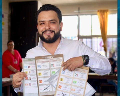 Albertor Hurtado votando