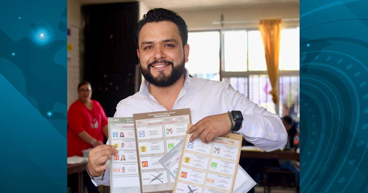 Albertor Hurtado votando